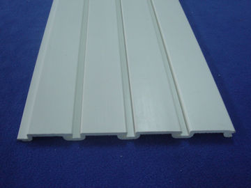 Il PVC di qualità superiore Slatwall della plastica riveste lo stoccaggio di pannelli dello strumento con i ganci della parete della stecca
