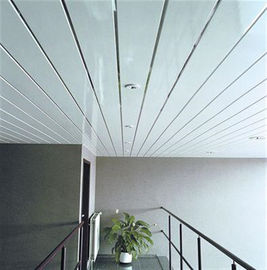 I pannelli per soffitti radianti di collegamento per decorano la copertura del tetto dell'interno