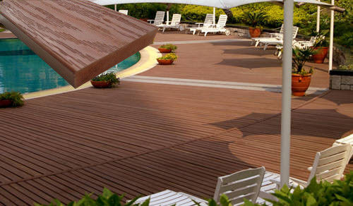 Prezzo buono Decking composito del pavimento WPC con la polvere del PVC di 70% e la polvere di bambù di 30% in linea