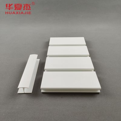 Prezzo buono Il PVC facile Slatwall dell'installazione riveste eccellente di pannelli resistente dell'umidità in linea