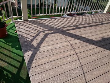 Prezzo buono I bordi di piattaforma compositi di WPC per il decking del giardino di decking del prato inglese delle scale del wpc imbarca in linea