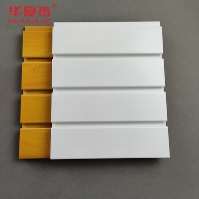 PVC laminato/di legno Slatwall del grano riveste il multi colore di pannelli a prova di fuoco