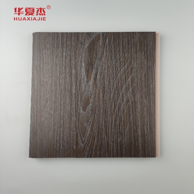Vendita in grosso di pannelli di pareti in PVC a grano di legno scuro impermeabili a umidità pannelli di soffitto in PVC Decorazione per ufficio