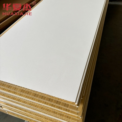 Pannello da parete in wpc bianco di alta qualità 600x9mm pannello di wpc stratificato materiale di decorazione impermeabile