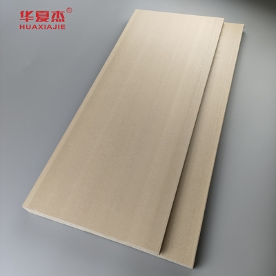 Porte in WPC all' interno e all' esterno con un aspetto elegante in legno