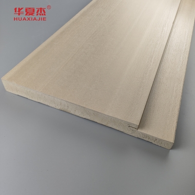 Porte in WPC all' interno e all' esterno con un aspetto elegante in legno