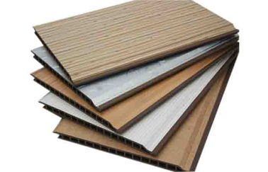 Prezzo buono V il PVC di legno del grano dei pannelli per soffitti del PVC di Gap riveste le mattonelle di pannelli del soffitto del PVC della decorazione in linea