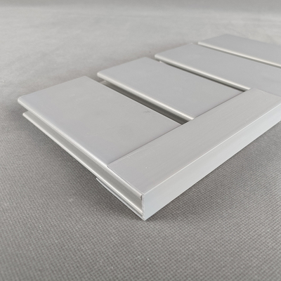 Il PVC decorativo Slatwall del garage dell'esposizione di stoccaggio riveste Grey For Living Room di pannelli
