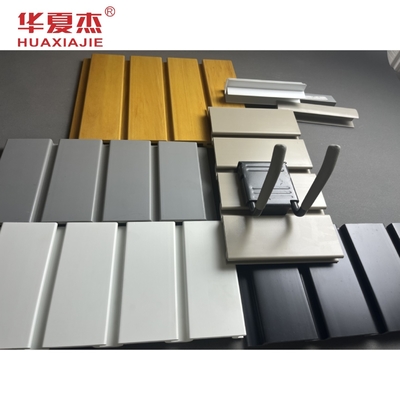 qualità Materiale dell'interno della decorazione del PVC Slatwall del pannello del pannello di superficie liscio del garage Fabbrica