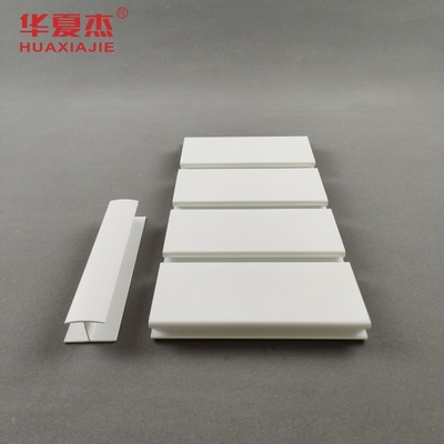 Prezzo buono Il PVC facile Slatwall dell'installazione riveste eccellente di pannelli resistente dell'umidità in linea