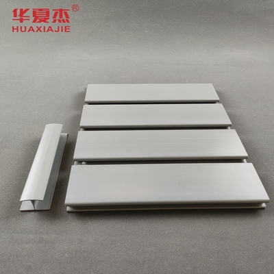 Prezzo buono Superficie regolare del pannello eccellente del PVC Slatwall di resistenza all'umidità in linea