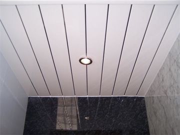 Prezzo buono Il soffitto bianco del PVC della resistenza di invecchiamento piastrella i pannelli per l'ospedale, scuola in linea