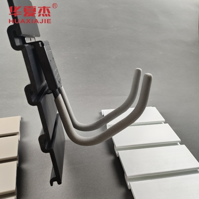 Prezzo buono Composto di plastica di legno a 4 pollici grigio di SlatWall dei pannelli di parete di stoccaggio del PVC in linea