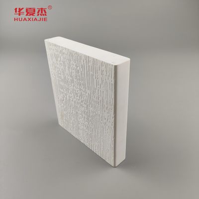 Prezzo buono Il legno di Fadeproof + l'estrusione del PVC profila alto resistente agli urti di superficie liscio in linea