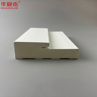 Prezzo buono Falsapiano in PVC da 115 mm di larghezza con superficie bianca e telaio porta in WPC impermeabile in linea