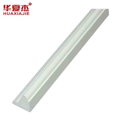 Prezzo buono Modanature in PVC con superficie liscia e finiture in vinile progettate per una facile manutenzione e prestazioni a lungo termine in ambienti difficili In linea