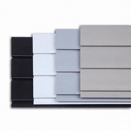 Prezzo buono Sistemi di plastica del PVC Slatwall dei pannelli di parete interna per articolo sportivo in linea