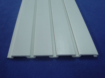 Prezzo buono Il PVC di qualità superiore Slatwall della plastica riveste lo stoccaggio di pannelli dello strumento con i ganci della parete della stecca in linea