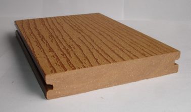 Prezzo buono Il Decking di plastica riciclabile del bagno WPC si imbarca sull'anti slittamento in condizioni ambientali in linea